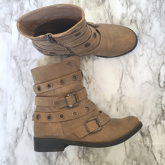 2 Lips Too Shoes - 2 lips too boots size 7.5